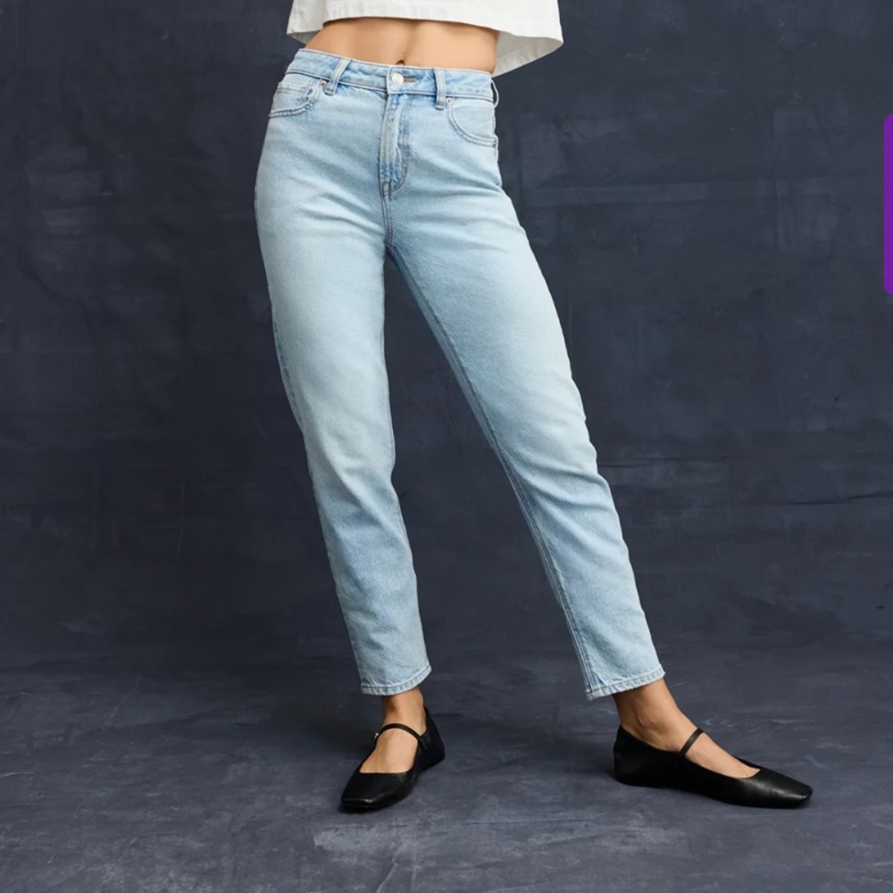 American Eagle light wash strigid mom jeans